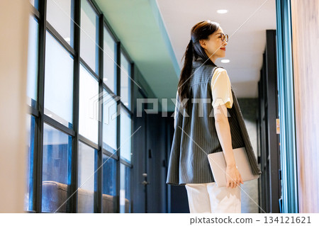站立在辦公室走廊的女商人 134121621
