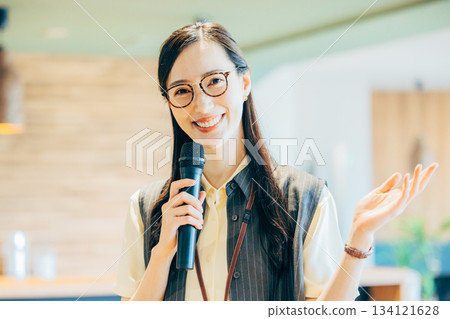 一位女士在辦公室舉辦活動 134121628