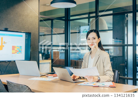 會議室、女性、商務 134121635