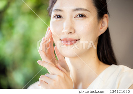 做皮膚護理的中年婦女 134121650