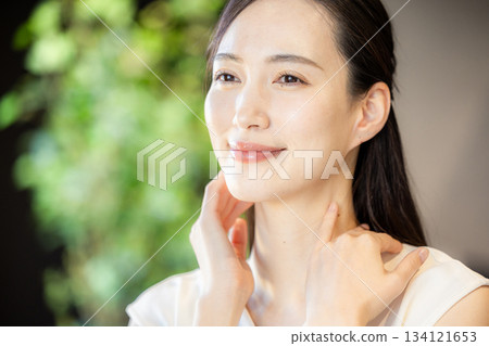 A middle-aged woman who does skin care A middle-aged woman who does skin care 134121653