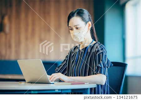 戴口罩的女商人 134121675