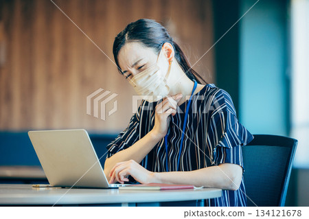 戴著口罩的病女女子 134121678