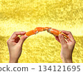 [Material] A gourmet presentation featuring crab claws and hands that stand out against a golden background. 134121695