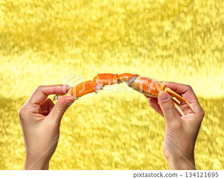 【素材】以金色背景襯託的蟹鉗和蟹爪,呈現精緻的美食擺盤。 【素材】以金色背景襯託的蟹鉗和蟹爪,呈現精緻的美食擺盤。 134121695