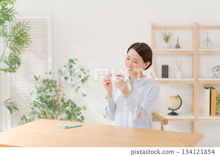 吃甜點的婦女 吃甜點的婦女 134121854