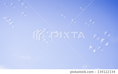 藍天中漂浮的肥皂泡 | 風吹拂著的肥皂泡 134122134