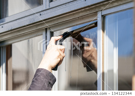 使用 Skreeze 清潔老房子的窗戶 134122344