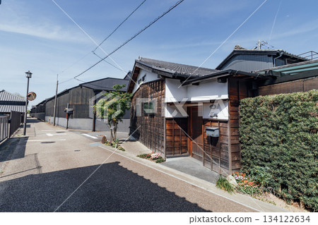 [Handa City] Streetscape of storehouses: Scenery of black-walled storehouses 134122634