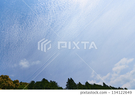 初夏天空中出現了鱗狀雲和飛機尾跡 134122649