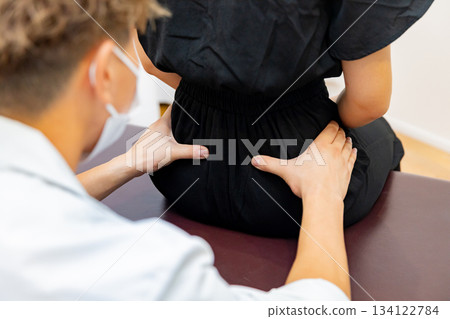 Chiropractic clinic treatment scene Chiropractic clinic treatment scene 134122784