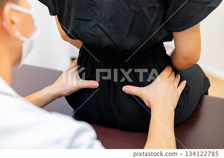 脊椎按摩診所治療場景 134122785