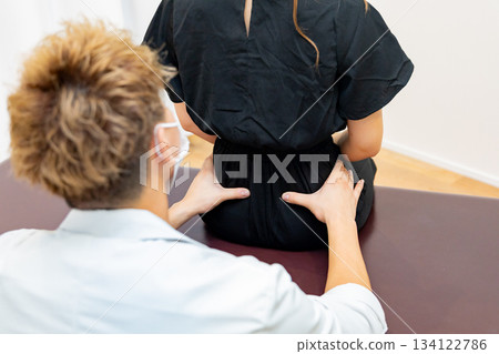 脊椎按摩診所治療場景 脊椎按摩診所治療場景 134122786