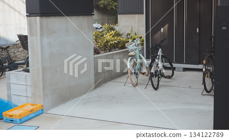 一幅日常場景，包括住宅外觀和停放的自行車。 134122789