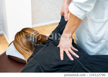 脊椎按摩診所治療場景 134122790