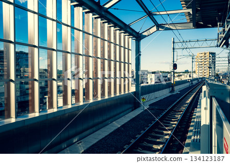 東京東村山站附近鐵路高架橋建設工程正在進行中，預計2025年11月完工，採用暖色調和冷色調。 134123187