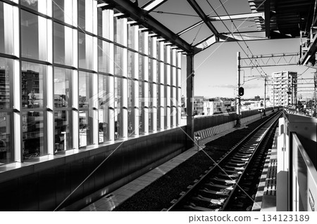 東京東村山站附近高架鐵路正在興建中，2025年11月 E-5 單色 134123189