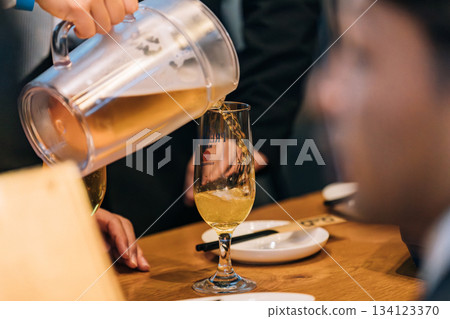 【飲酒聚會】倒啤酒 134123370