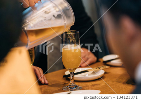 【飲酒聚會】倒啤酒 134123371