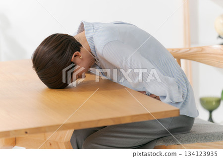 一個女人患有腹痛 134123935