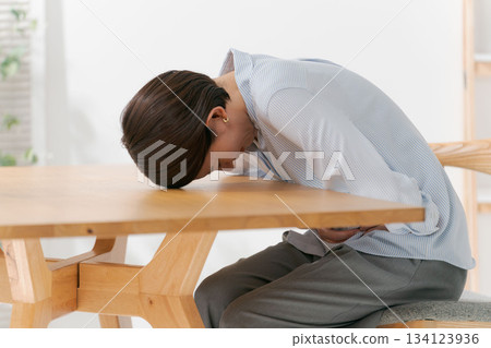 一個女人患有腹痛 一個女人患有腹痛 134123936