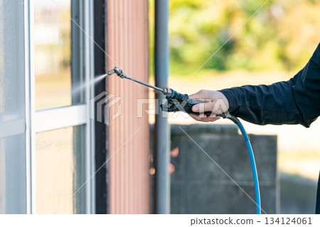 一家提供住宅玻璃窗高壓清洗服務的清潔公司 134124061