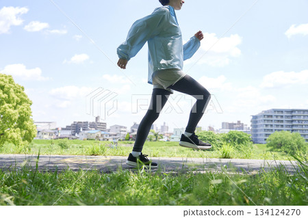 40 多歲女性在戶外散步（無臉） 134124270