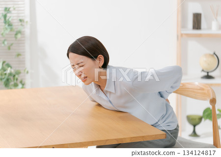 一個女人患有腹痛 134124817