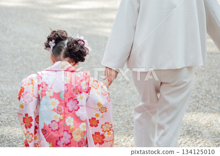 七五三探訪:父母與孩子手牽手 七五三探訪:父母與孩子手牽手 134125010