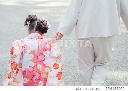 Shichi-Go-San visit: Parents and children holding hands Shichi-Go-San visit: Parents and children holding hands 134125011