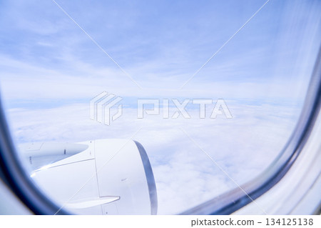 白天從飛機舷窗看到的藍天白雲景色。 134125138