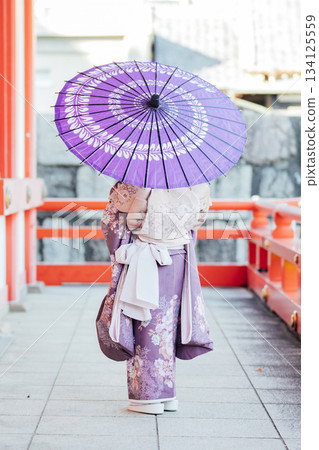 七五三：一位女孩手持日本傘的背影 134125559
