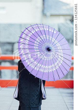 Shichi-Go-San: Back view of a boy holding a Japanese umbrella 134125681