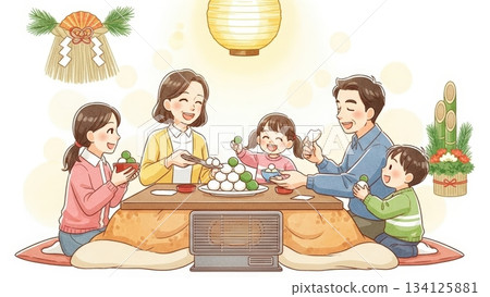 一幅色彩明快的日式新年插畫，描繪了一家人圍坐在暖桌旁享用年糕的溫馨場景。 134125881