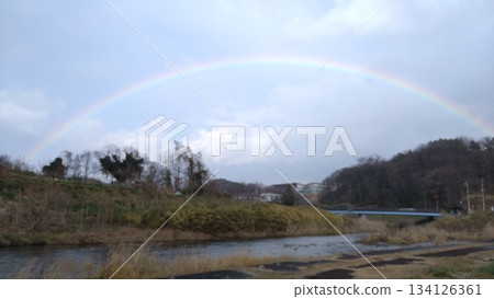 河上橫跨一座美麗的彩虹橋。 134126361