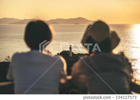 日落燈塔情侶 134127573