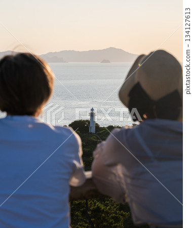 燈塔和兩個人 134127613