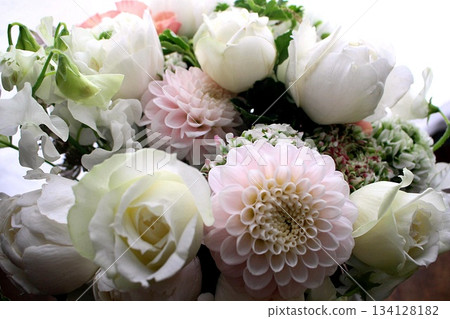 Bouquet of white and pale flowers 134128182