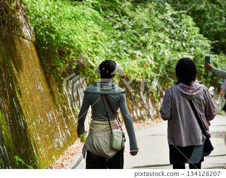 兩名女遊客在秋日的山間健行步道上行走 134128207