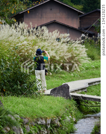 外國遊客漫步在白川鄉的世界遺產白川村及其合掌造風格的房屋中。 外國遊客漫步在白川鄉的世界遺產白川村及其合掌造風格的房屋中。 134128235