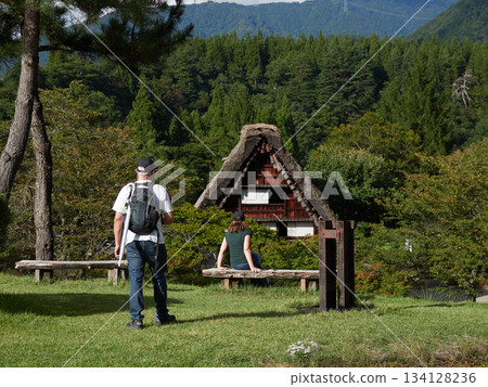 夏季,世界遺產白川鄉的合掌造房屋和外國遊客。 夏季,世界遺產白川鄉的合掌造房屋和外國遊客。 134128236