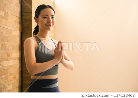 年輕女子做熱瑜珈美容形象 134128408