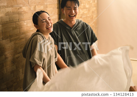 一對年輕夫婦正在接受熱浪治療師用毛巾的吹拂 - 美女圖片 一對年輕夫婦正在接受熱浪治療師用毛巾的吹拂 - 美女圖片 134128413