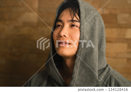 年輕夫婦在桑拿房裡出汗美容形象 134128416