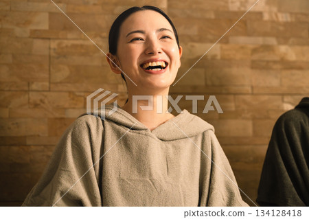 兩位年輕女子在桑拿房裡揮汗如雨。美女圖片。 134128418