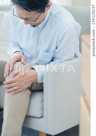 膝蓋酸痛的老人 134129237