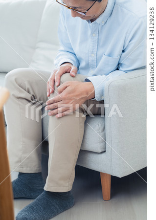 膝蓋酸痛的老人 134129238
