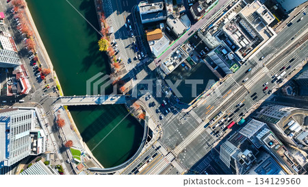 城市和道路景觀的無人機空拍圖 城市和道路景觀的無人機空拍圖 134129560
