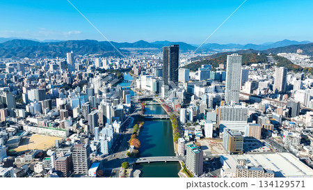 無人機航拍城市與藍天 134129571