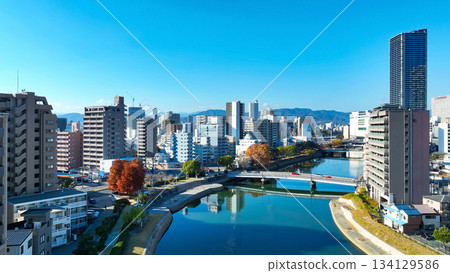 無人機航拍城市與藍天 134129586